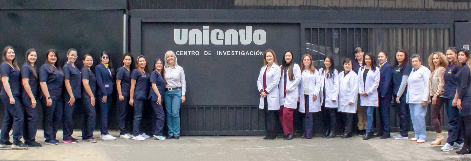 Equipo completo de Uniendo frente a la sede del centro de investigación