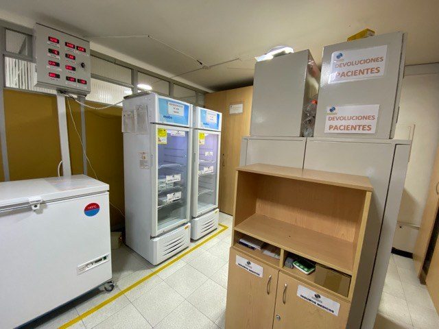 Farmacia del centro con neveras de cadena de frío para medicamentos en investigación